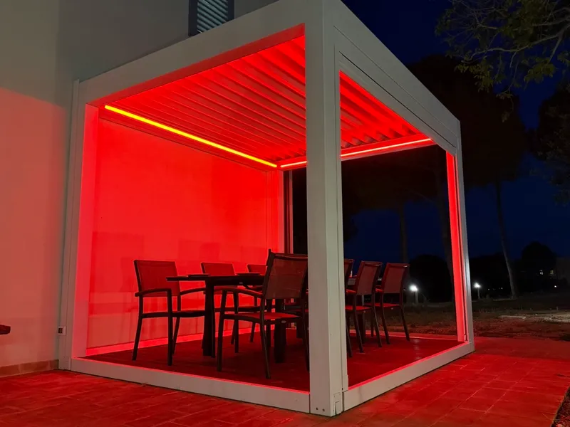 La veranda esterna di The Lodge Umbria illuminata la sera