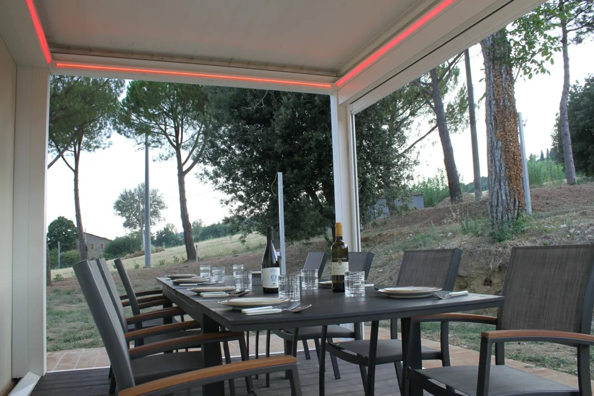 La tavola apparecchiata sulla veranda esterna di The Lodge Umbria