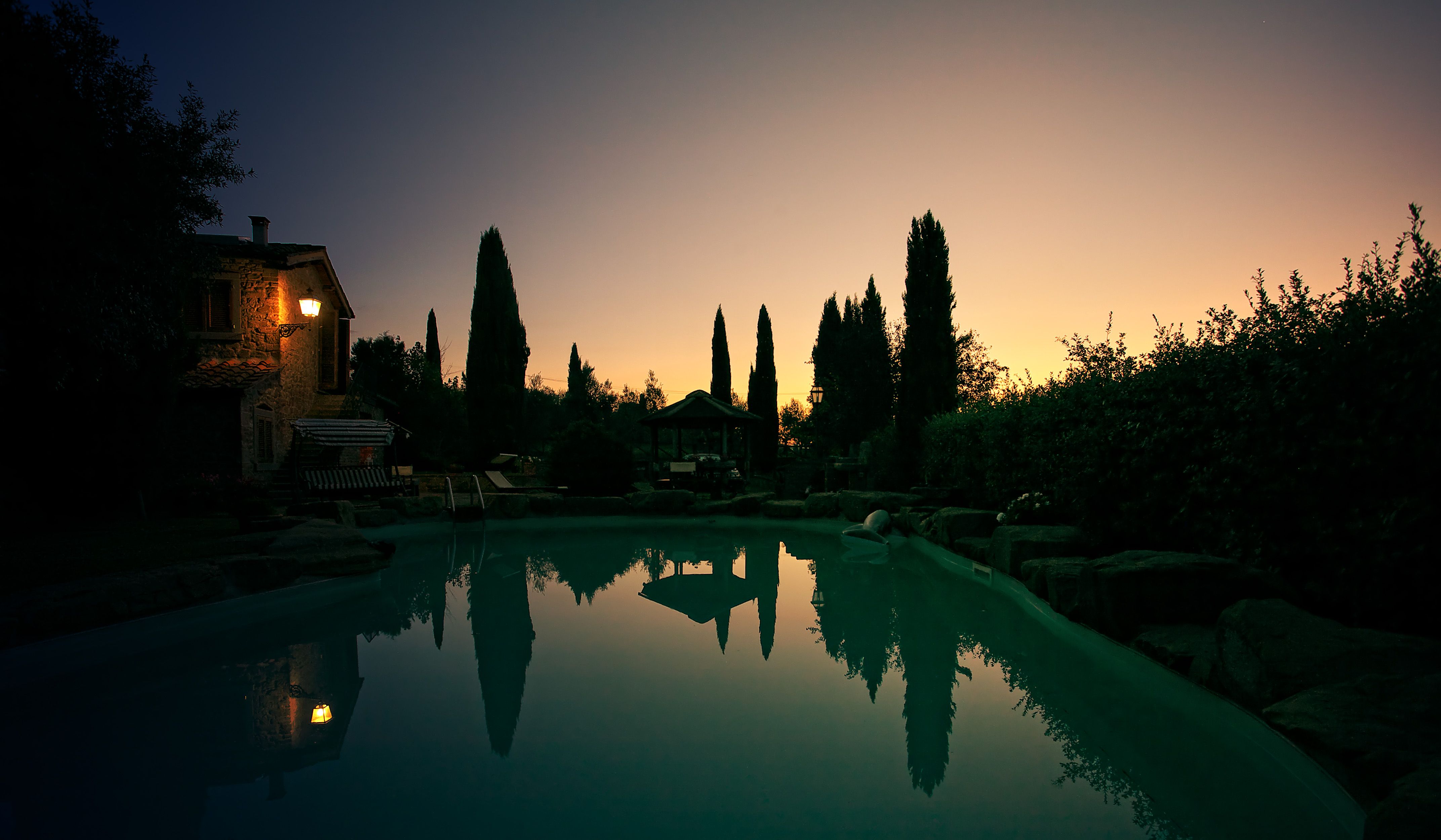 Cena al tramonto sotto la pergola di pietra a The Lodge Perugia